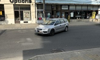Parcare de “cinci stele” în centrul Clujului. Un șofer și-a lăsat mașina în mijlocul drumul și a plecat