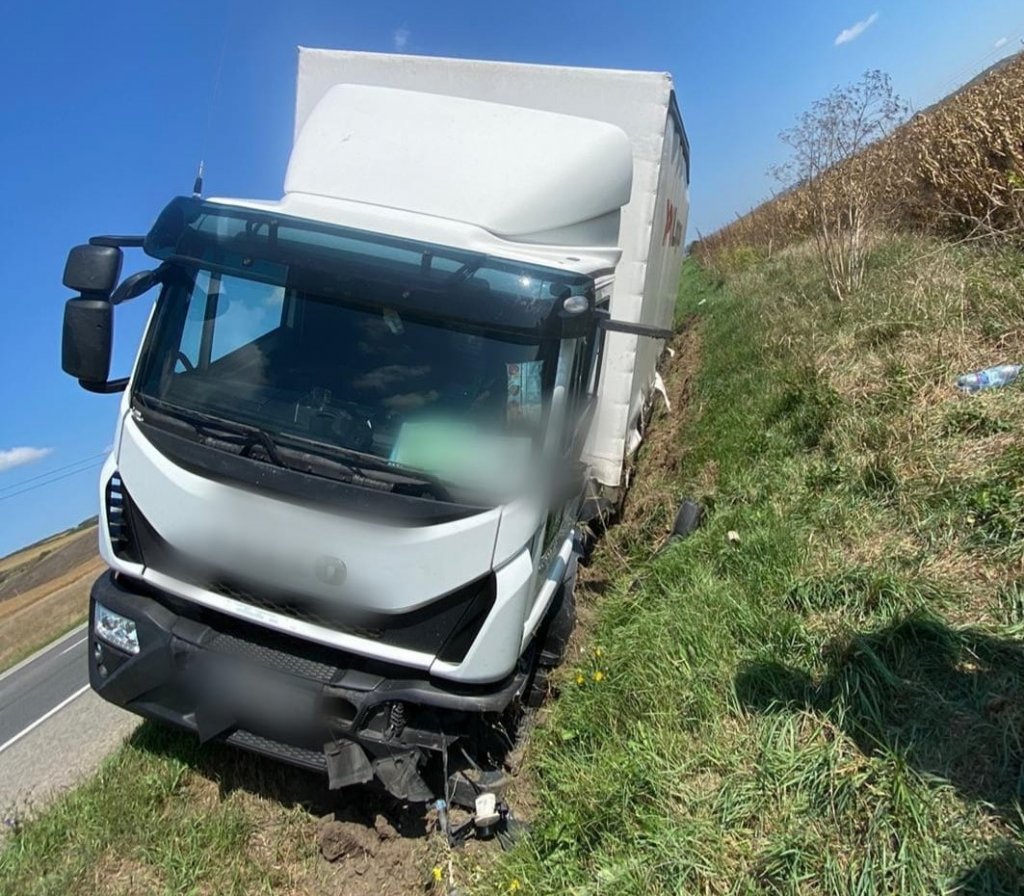 Accident în Cluj cu un TIR ieșit în decor. Un bărbat este evaluat de medici