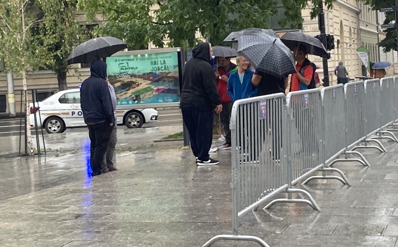 Taximetriștii din Cluj-Napoca protestează, în ploaie, împotriva Bolt și Uber