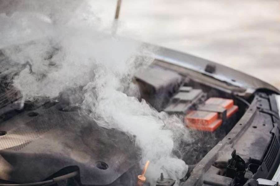 Motorul unei mașini de curierat a luat foc pe un drum din Cluj