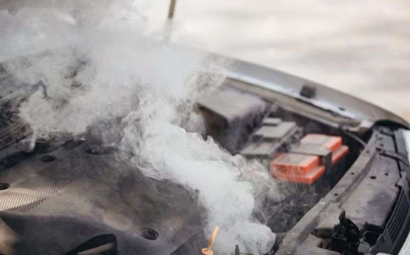 Motorul unei mașini de curierat a luat foc pe un drum din Cluj