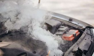 Motorul unei mașini de curierat a luat foc pe un drum din Cluj