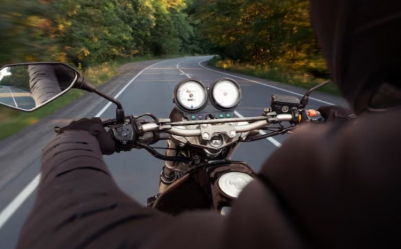 Doi minori din Cluj au furat o motocicletă și au condus-o prin oraș