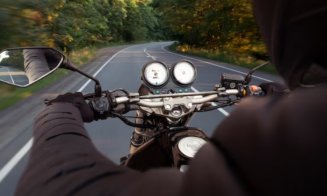 Doi minori din Cluj au furat o motocicletă și au condus-o prin oraș