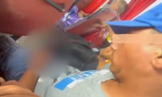 Un bărbat a fost filmat în timp ce se masturba într-un autobuz plin cu elevi. Cum a reacționat individul după ce s-a văzut pe Facebook