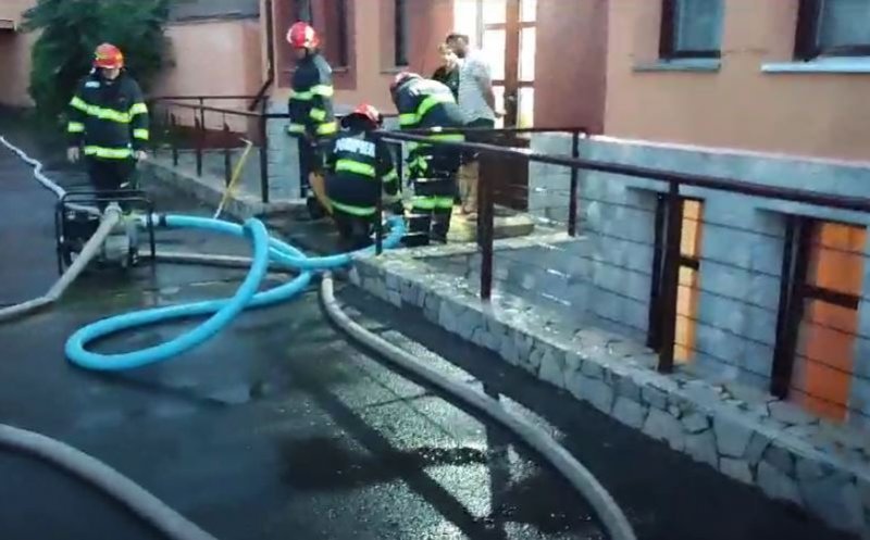 Ploaia torențială care a lovit Clujul a inundat mai multe imobile din oraș! Intervin pompierii