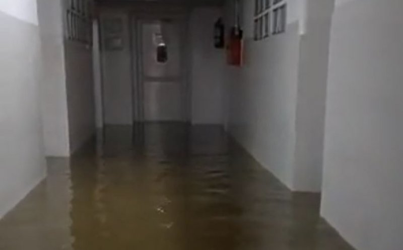 Încă o ploaie torențială, încă o inundație la Liceul "Avram Iancu" din Cluj-Napoca. De ce a ajuns apa în sălile de clasă