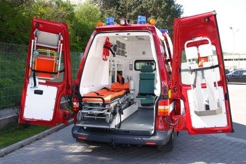 Coliziune între două mașini pe un drum din Cluj. Trei persoane, consultate de un echipaj SMURD