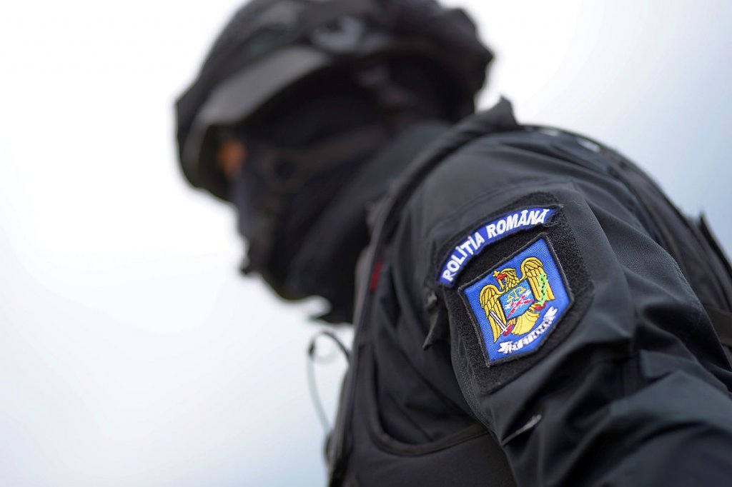 Percheziții domiciliare în toată țara la grupări interlope specializate în trafic de droguri, trafic de minori și pornografie infantilă