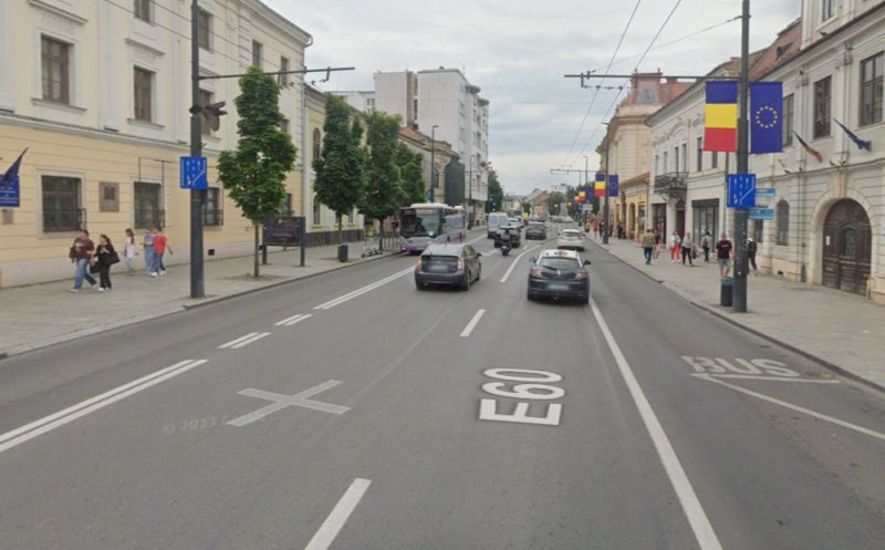 ACCIDENT în centrul Clujului! Coliziune între un microbuz școlar și o mașină / Polițistă locală, RĂNITĂ