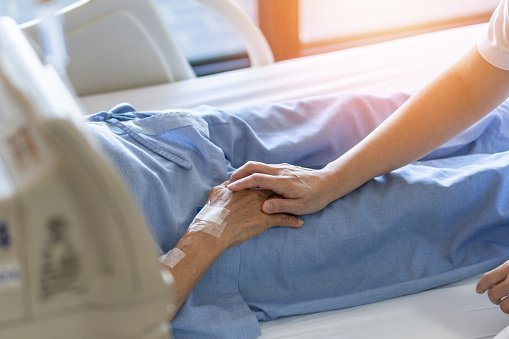 Dezvăluirile unui preot de spital: Ce-i îngrijorează cel mai mult pe oameni când ajung pe patul de moarte