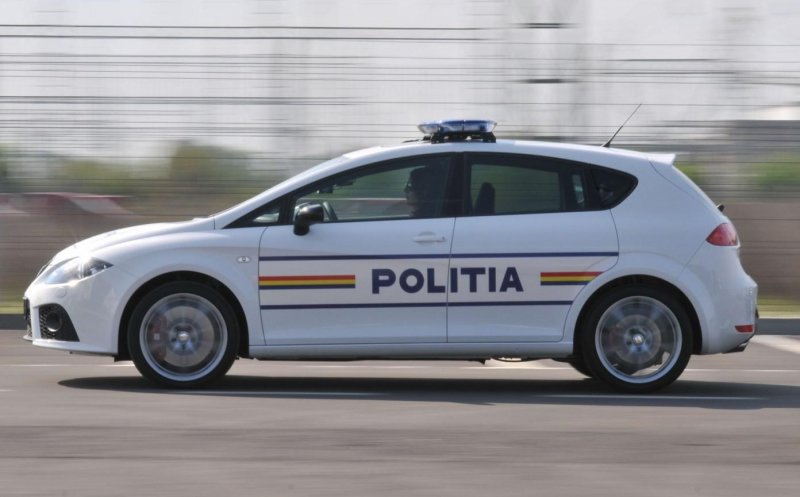 Micii delincvenți. Doi băieți și trei fete au spart luneta mașinii livratorului pentru că nu au avut bani să plătească o comandă
