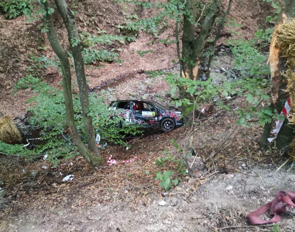 Accident la Raliul Clujului. O mașină a ajuns într-o râpă. Pilotul și copilotul, transportați la spital