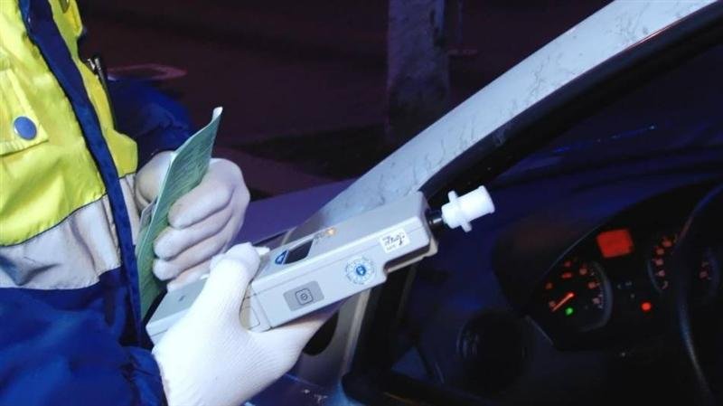 Bărbat din Câmpia Turzii, prins cu alcoolemie de peste 1 mg/l. Avea permisul suspendat, iar polițiștii l-au arestat preventiv