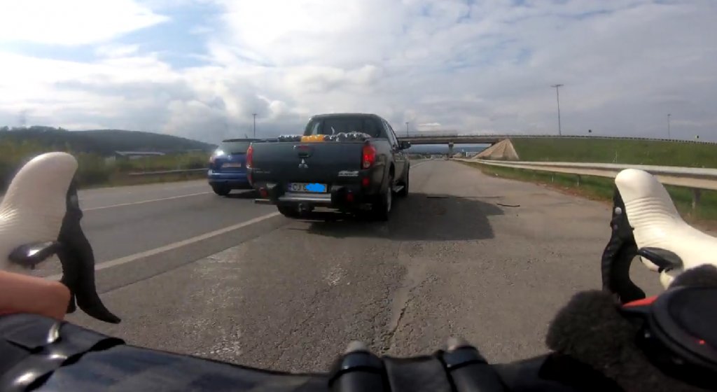 Depășire extrem de periculoasă, în Cluj. Un biciclist era să-și piardă viața din cauza unui vitezoman