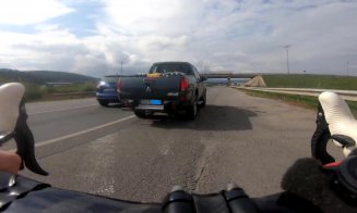Depășire extrem de periculoasă, în Cluj. Un biciclist era să-și piardă viața din cauza unui vitezoman
