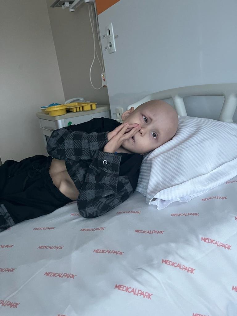 Salvează o inimă! 115.000 €, prețul pus pe viața unui băiețel de 4 ani care înfruntă cancerul cu inocență și durere