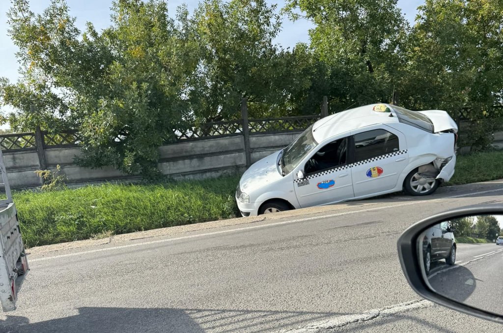 Accident rutier în Cluj. Un taxi a ajuns în șanț / Intervine un echipaj SMURD