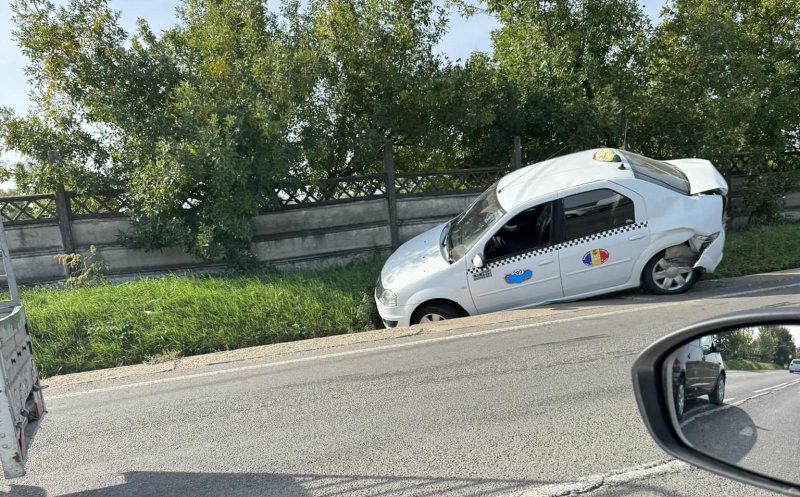 Accident rutier în Cluj. Un taxi a ajuns în șanț / Intervine un echipaj SMURD