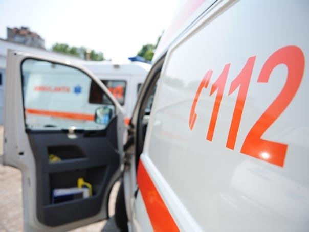 ACCIDENT între o mașină și un camion, în Cluj. O femeie rănită a fost transportată la spital