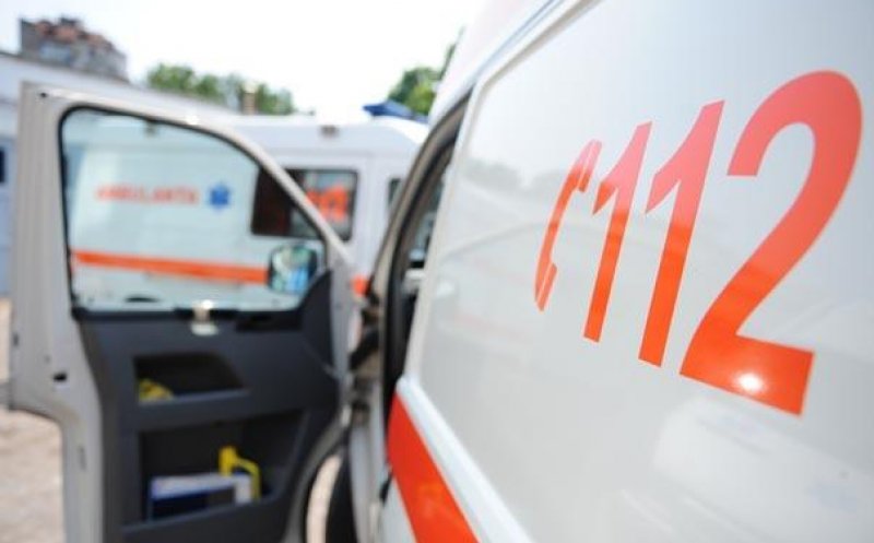 ACCIDENT între o mașină și un camion, în Cluj. O femeie rănită a fost transportată la spital