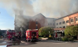 Incendiu în Dej! Mansarda unui hotel a luat FOC / Persoanele cazate au fost evacuate