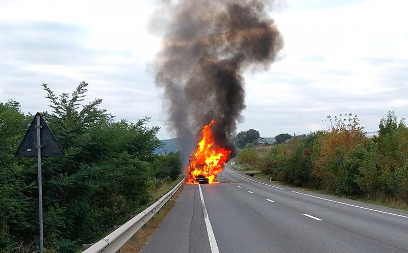 O autoutilitară a ars ca o torţă pe E60, în judeţul Cluj