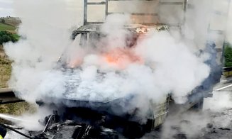 O autoutilitară a ars ca o torţă pe E60, în judeţul Cluj