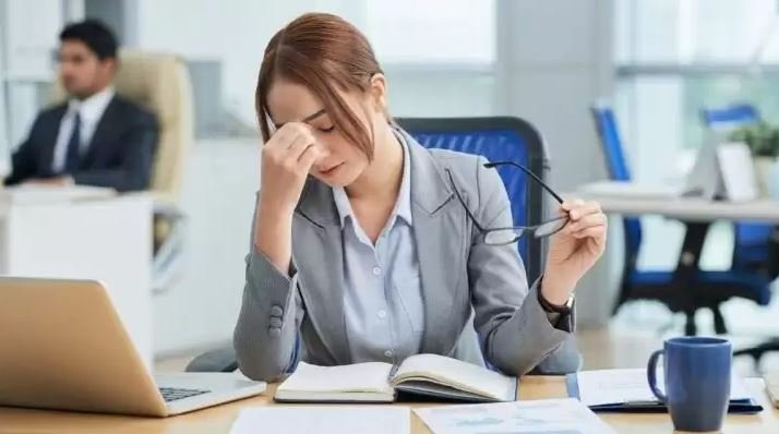 Unul din trei angajați români spun că sunt în burnout. Muncesc prea mult, nu câștigă suficient și nu se simt apreciați la job