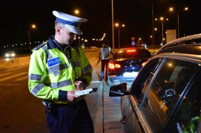 Tânăr prins la volan fără carnet pe o stradă din Cluj-Napoca. Polițiștii au găsit droguri în mașină