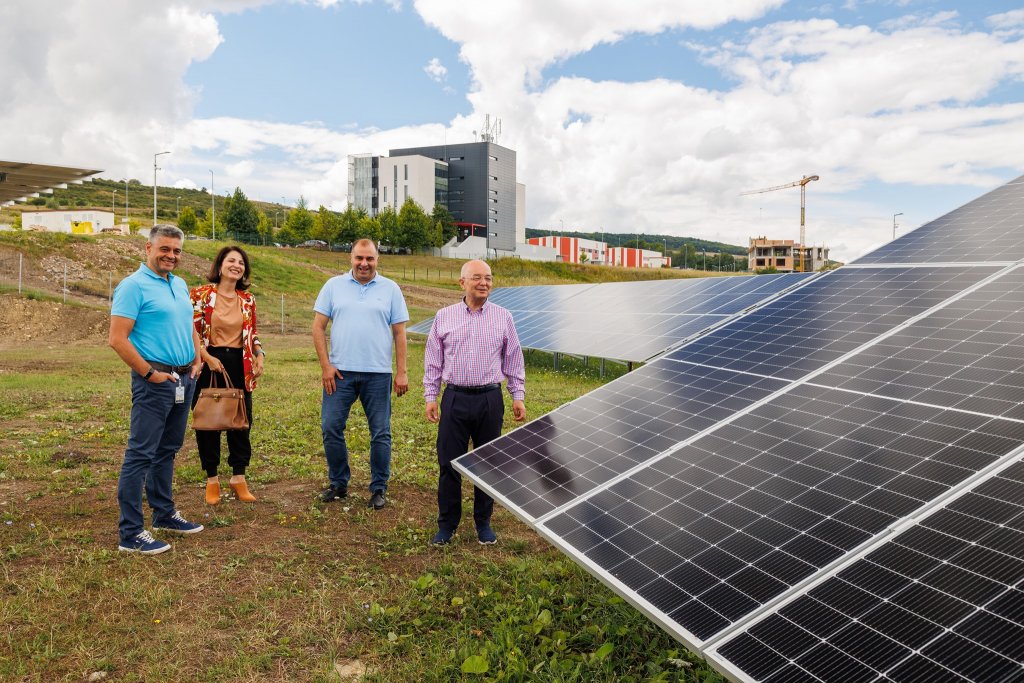 Parcul fotovoltaic și eolian de la Cluj Innovation Park este aproape GATA! Investiție de 2,6 mil. euro