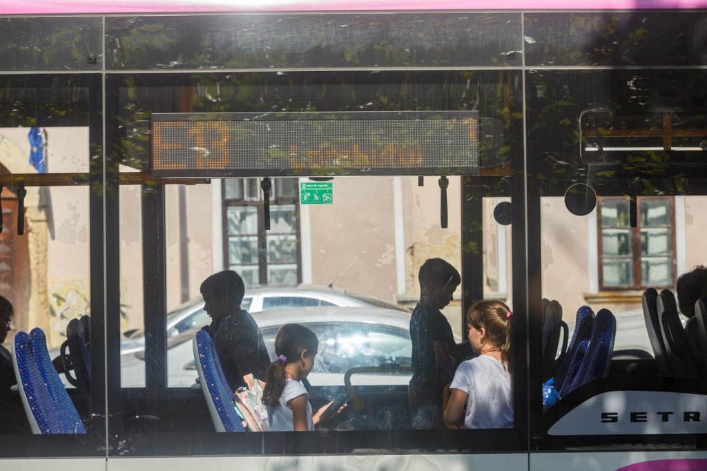 5.000 de elevi din zona metropolitană vor avea transport gratuit în Cluj-Napoca. Boc: "E vorba despre un efort anual de cca 3 milioane de euro"