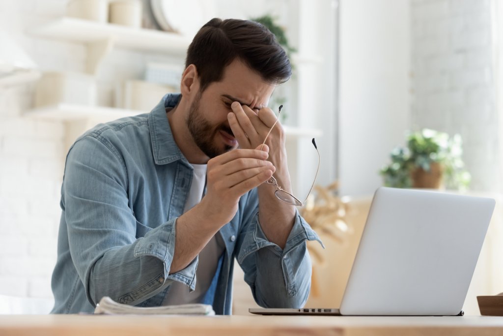 Ce este sindromul vederii computerizate, afecțiunea cu care riscă să se aleagă cei care stau cu ochii în ecrane peste două ore pe zi