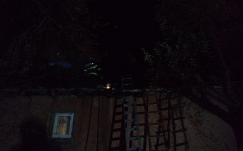 Incendiu într-o comună din Cluj. Acoperișul unei case a fost cuprins de flăcări / Pompierii au stins focul după o oră