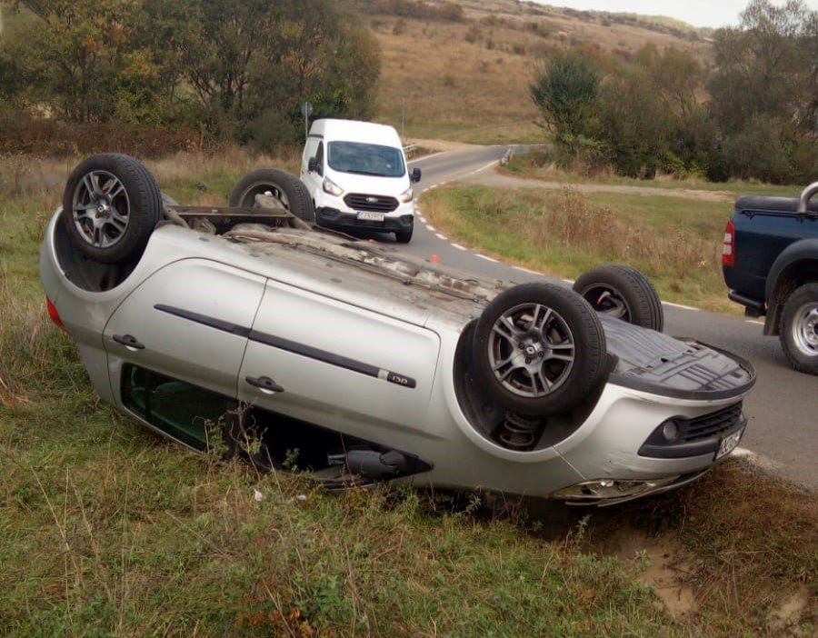 Accident rutier pe centura Florești - Donath. O mașină s-a răsturnat / Paramedicii SMURD evaluează o persoană