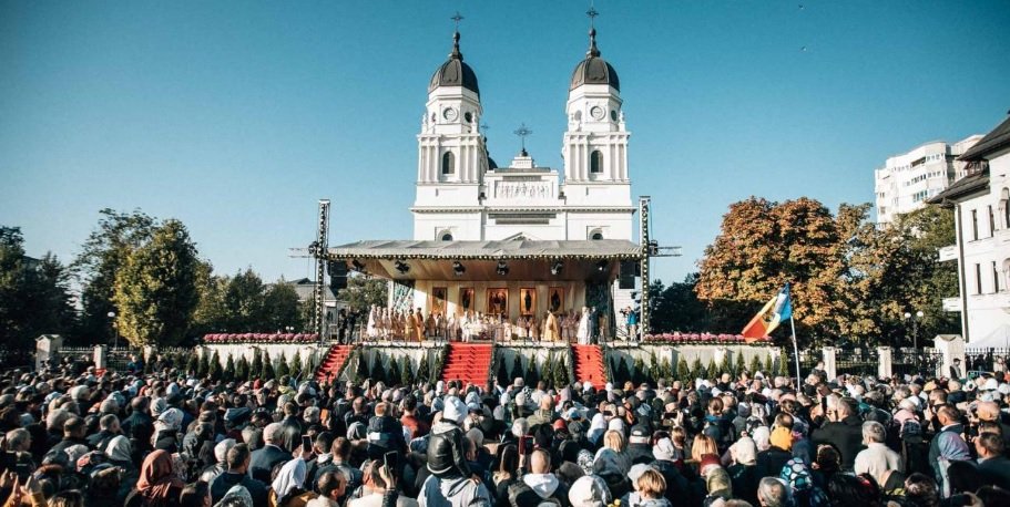 Pelerinaj Sfânta Parascheva. Zeci de mii de credincioși participă la Sfânta Liturghie