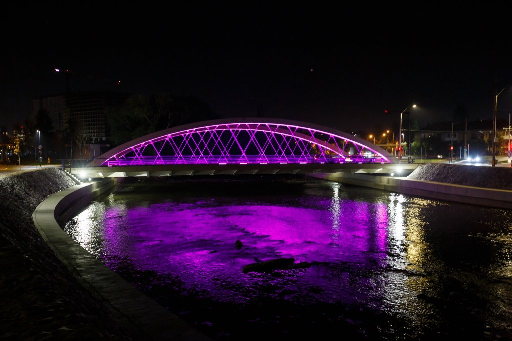 Clujul s-a colorat în roz într-o campanie de conștientizare cu privire la cancerul de sân