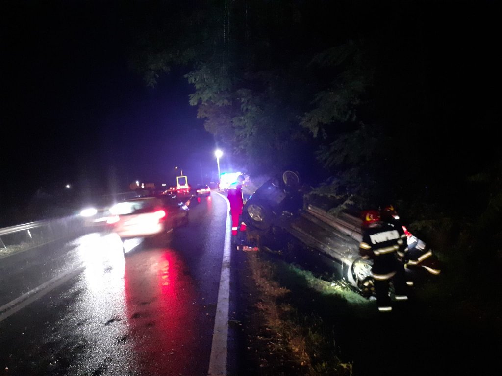 Mașină răsturnată la Negreni. Șoferul a refuzat transportul la spital