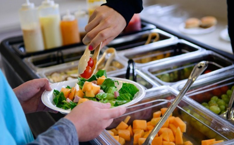 Experți în nutriție: Toate școlile din Europa ar trebui să ofere zilnic o masă sănătoasă copiilor