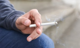 Fumatul, interzis în apropierea şcolilor şi a staţiilor de bus/ Amenzi usturătoare pentru cei care aruncă pe jos chiștoacele
