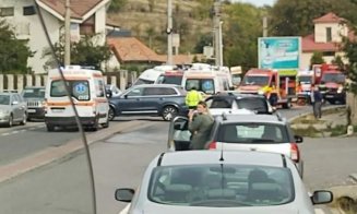 Accident GRAV între un microbuz și o mașină în Feleacu. Elicopterul SMURD și mai multe echipaje de salvare, la fața locului