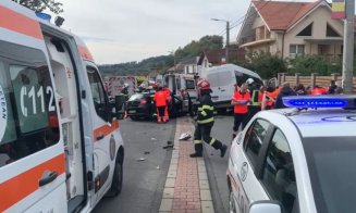 Accident GRAV între un microbuz și o mașină în Feleacu. Elicopterul SMURD și mai multe echipaje de salvare, la fața locului