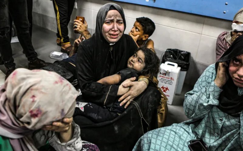 Sute de morți după ce o rachetă a lovit un spital din Gaza / Proteste masive în lumea arabă