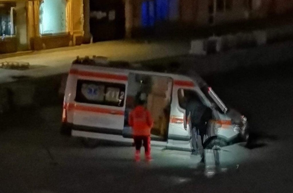 O ambulanță a căzut într-o groapă în zona centrală din Turda