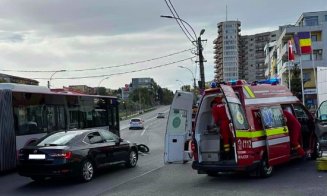 Accident grav, între o mașină și un scuter, pe strada Observatorului din Cluj-Napoca. Un tânăr de 20 de ani este în stare critică