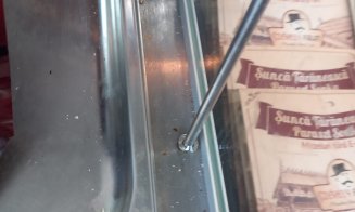 Cluj: Mizerie, rugină și mucegai în două magazine a două lanțuri de supermarket. Ar putea rămâne închise timp de un an