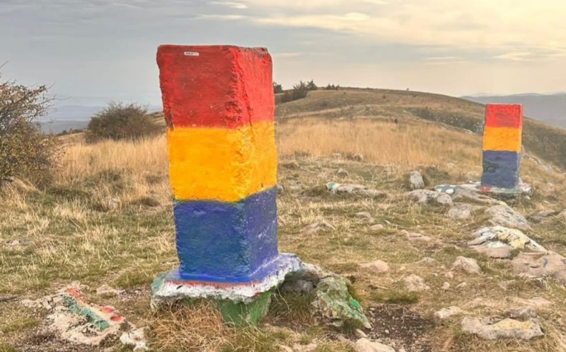 Tricolorul Românesc a fost repus pe bornele de la Piatra Secuiului din Apuseni: „Amu rânduiala e cum trebuie”