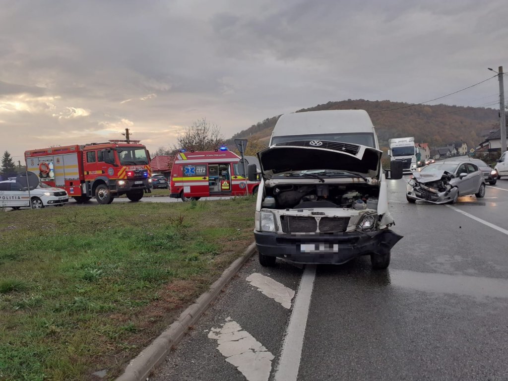 Accident în Cluj între un autoturism și o autoutilitară. Două persoane, consultate de paramedici