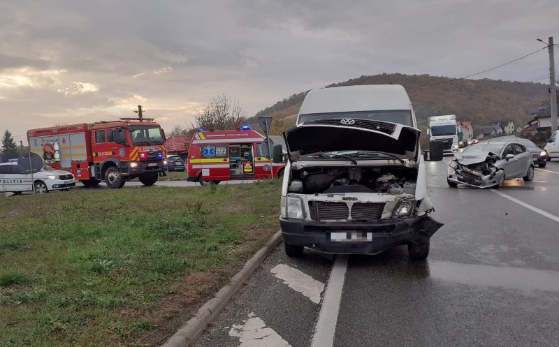 Accident în Cluj între un autoturism și o autoutilitară. Două persoane, consultate de paramedici