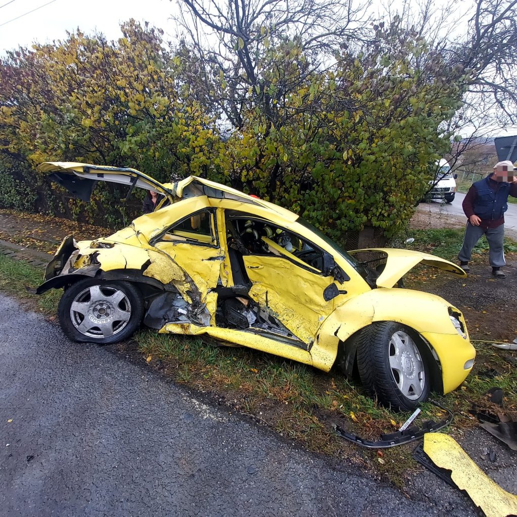 Accident GRAV în Răscruci! Un camion și două mașini, implicate / Femeie, transportată la spital